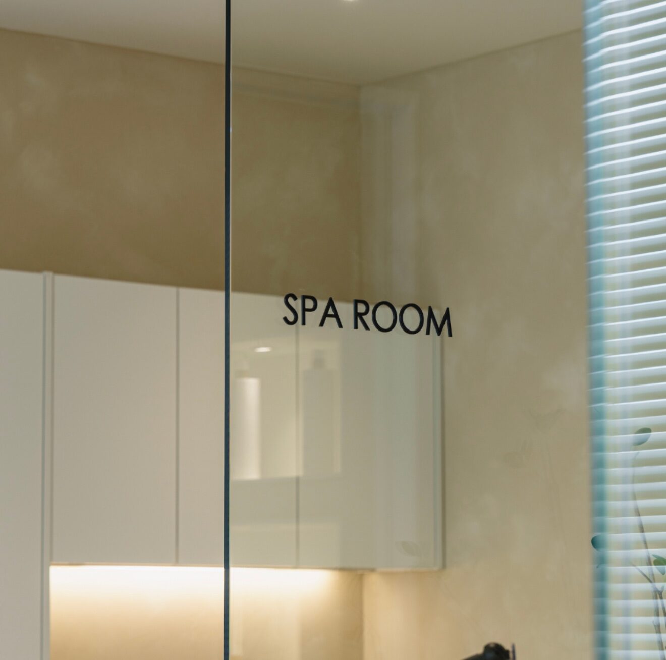 SPA ROOM 유리 사인